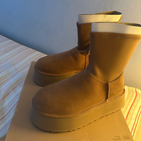 UGGS - Picture 5 of 5